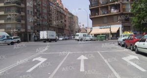 Consejos de seguridad vial para cambiar de dirección en las intersecciones.