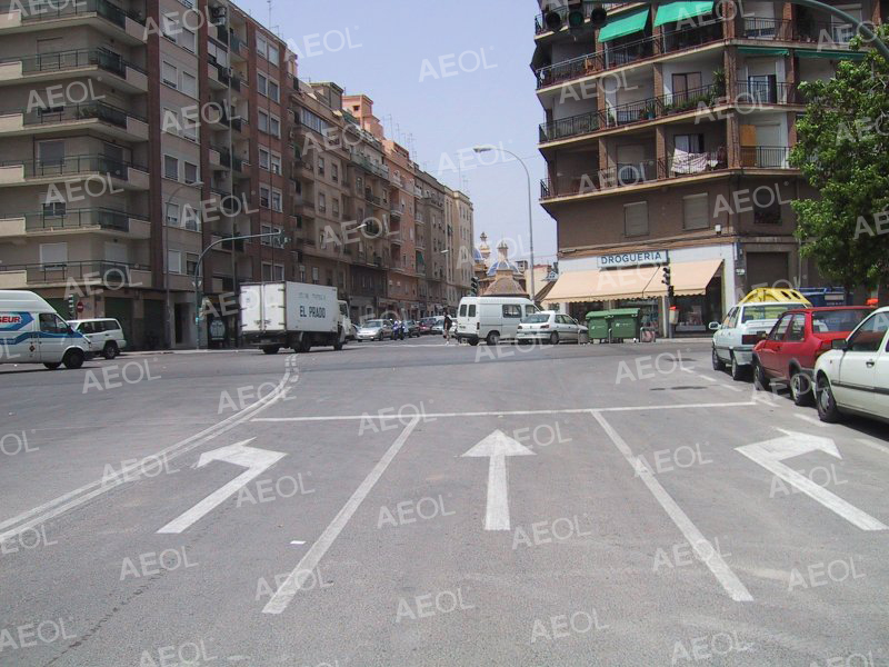 Consejos de seguridad vial para cambiar de dirección en las intersecciones.